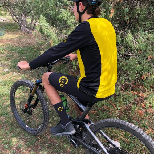 maillot-jaune-noir-profil