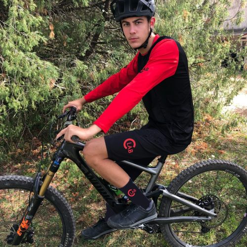 noir-rouge-profil